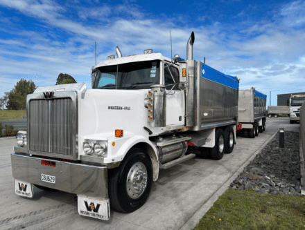 122 2 440x333 - 2004 Western Star 4964F 7 axle alloy tipper